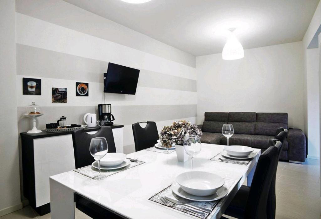 Ventuno - Modern Apartment - Country & Lake Lovere Exterior photo